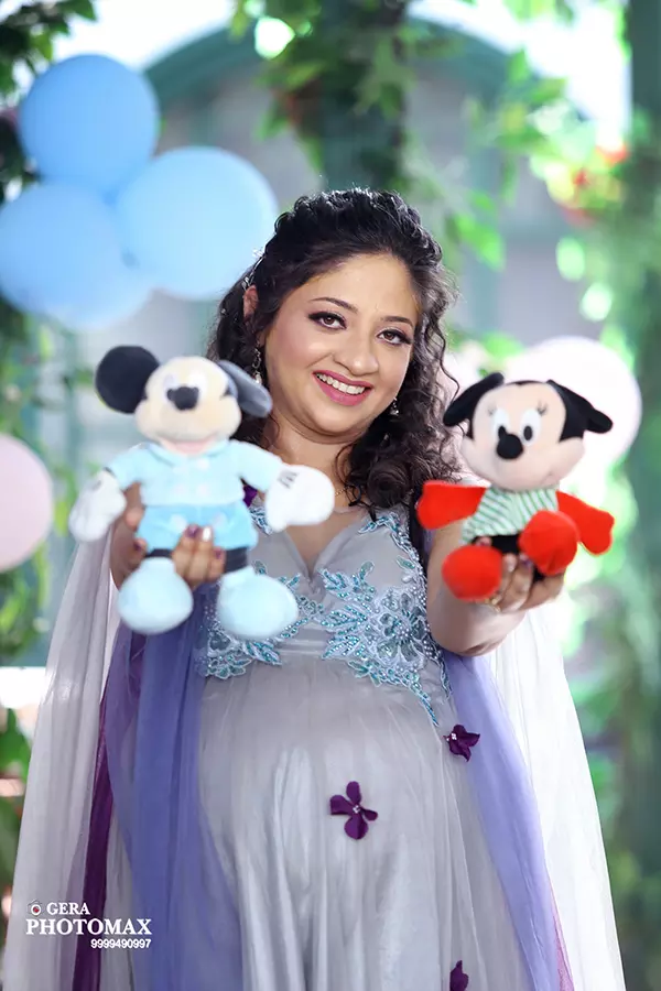 Maternity shoot photographer in Delhi