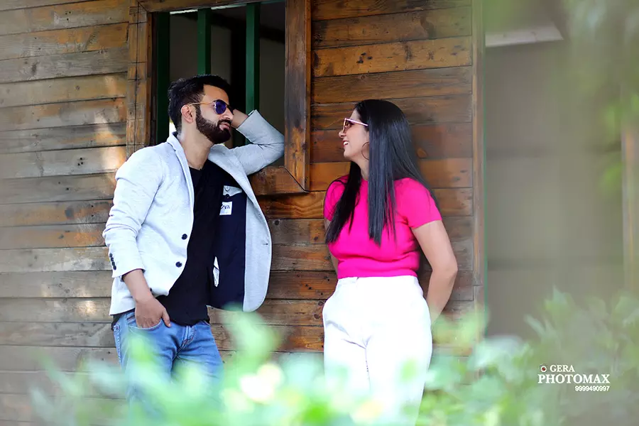 Romantic couple shoot photographer in Delhi